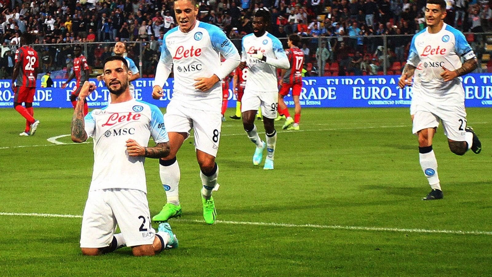 Napoli travolge il Cremonese 4-0 e rinvia la festa scudetto dell'Inter - Serie A