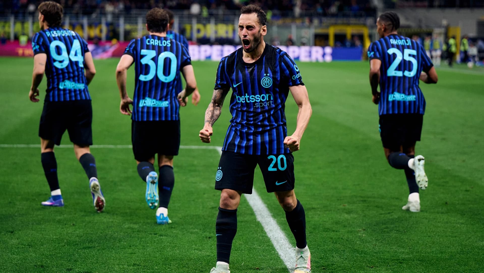 El Inter considera opciones en la Premier League para Calhanoglu