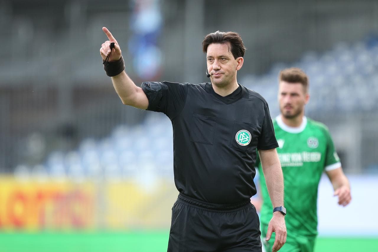 Manuel Gräfe critica al equipo VAR por el penalti a Davies en la derrota del Bayern