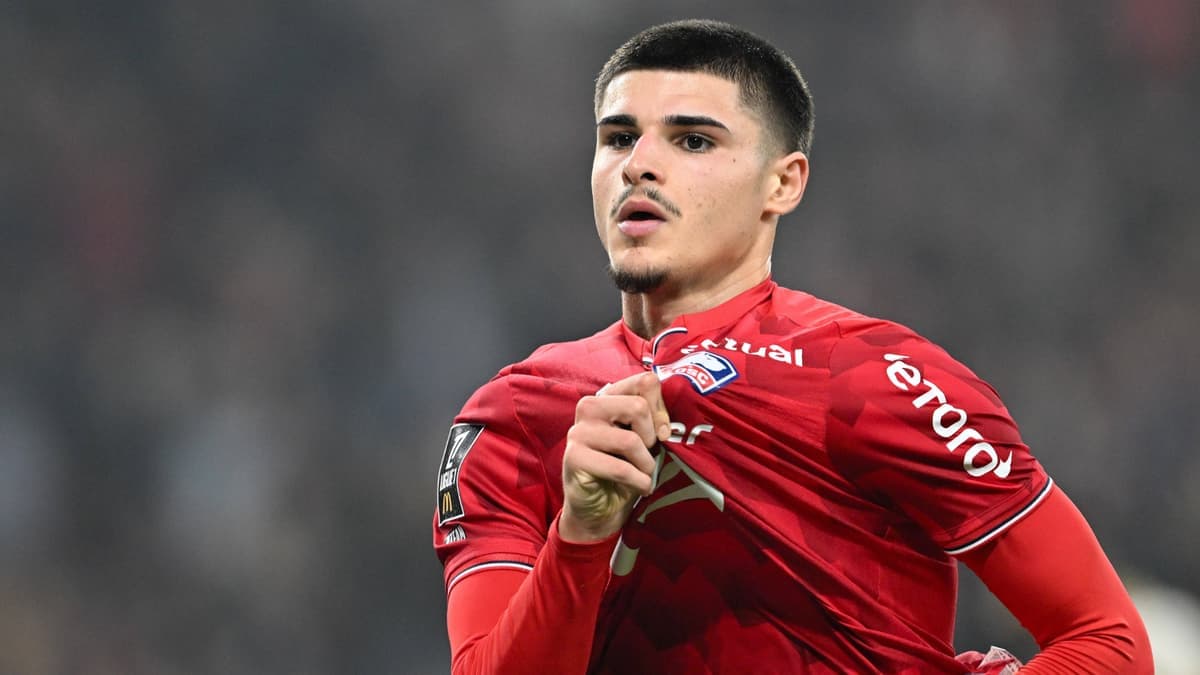 Fernández-Pardo Solicita su Traspaso, Despertando Interés en la Premier League