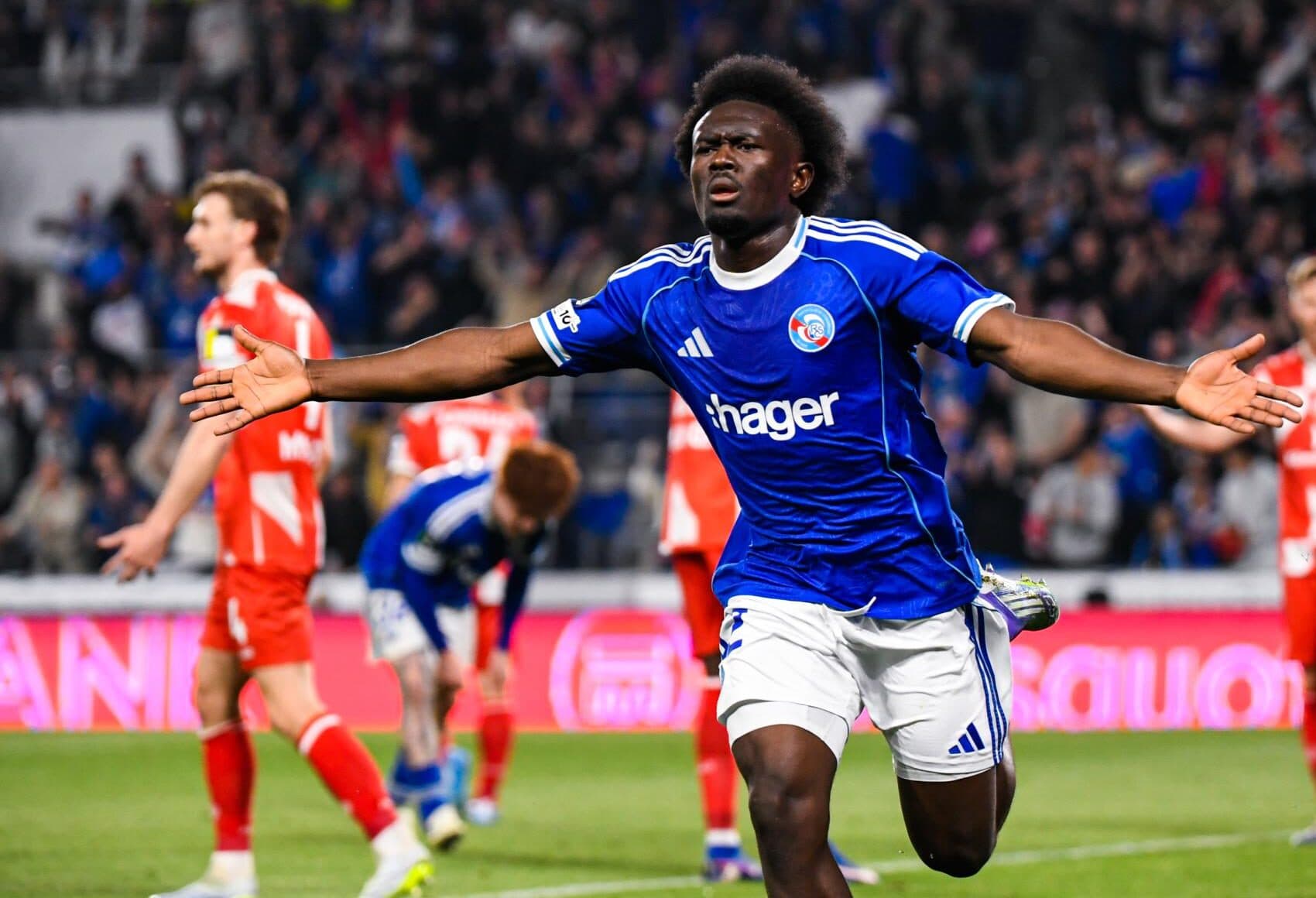 Emmanuel Emegha, del Estrasburgo, vinculado al Chelsea en una temporada convulsa