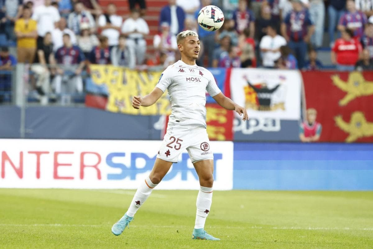 Valencia Make Offer for Free Agent William Mikelbrencis