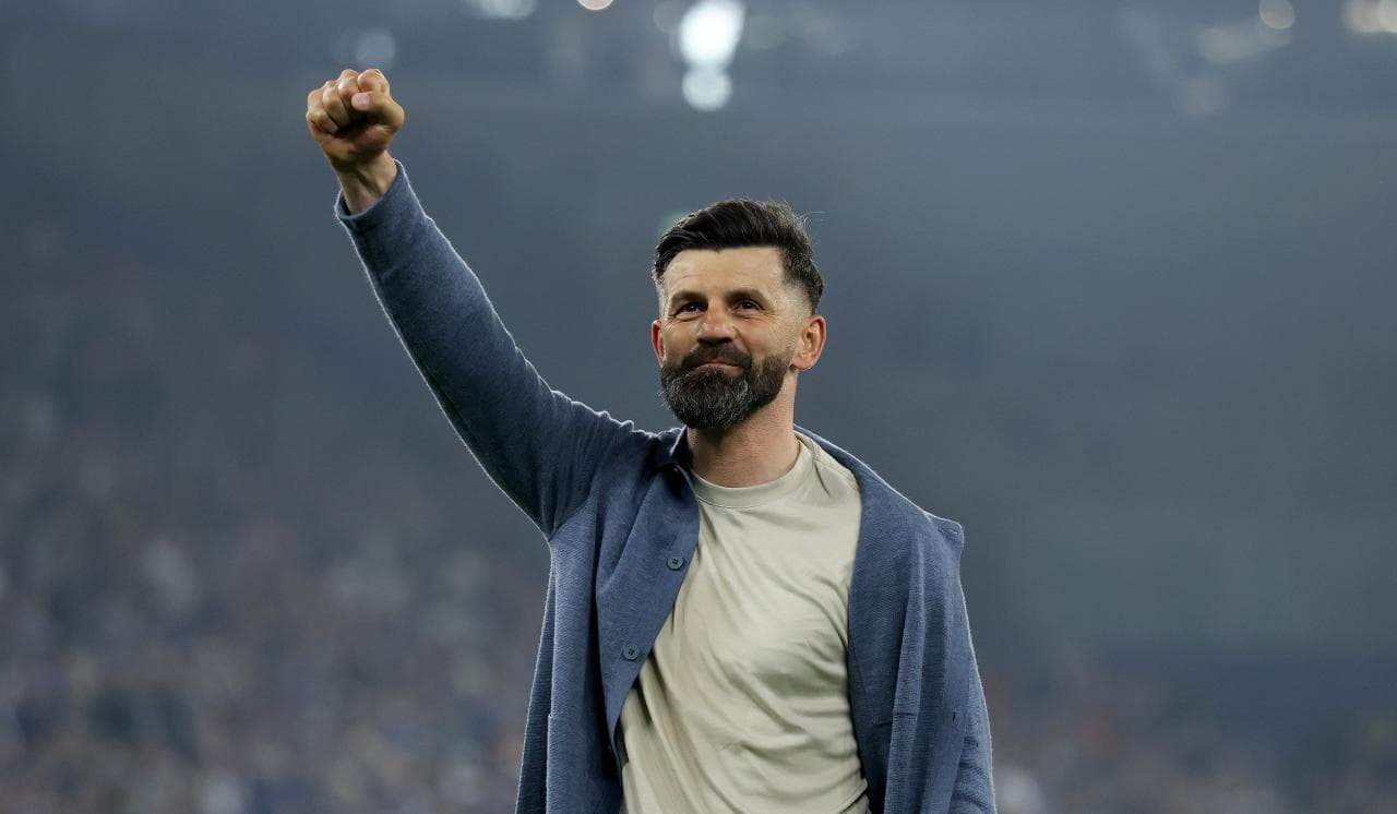Schalke 04 Lidera la Carrera por Elias Havel, Delantero del Hartberg