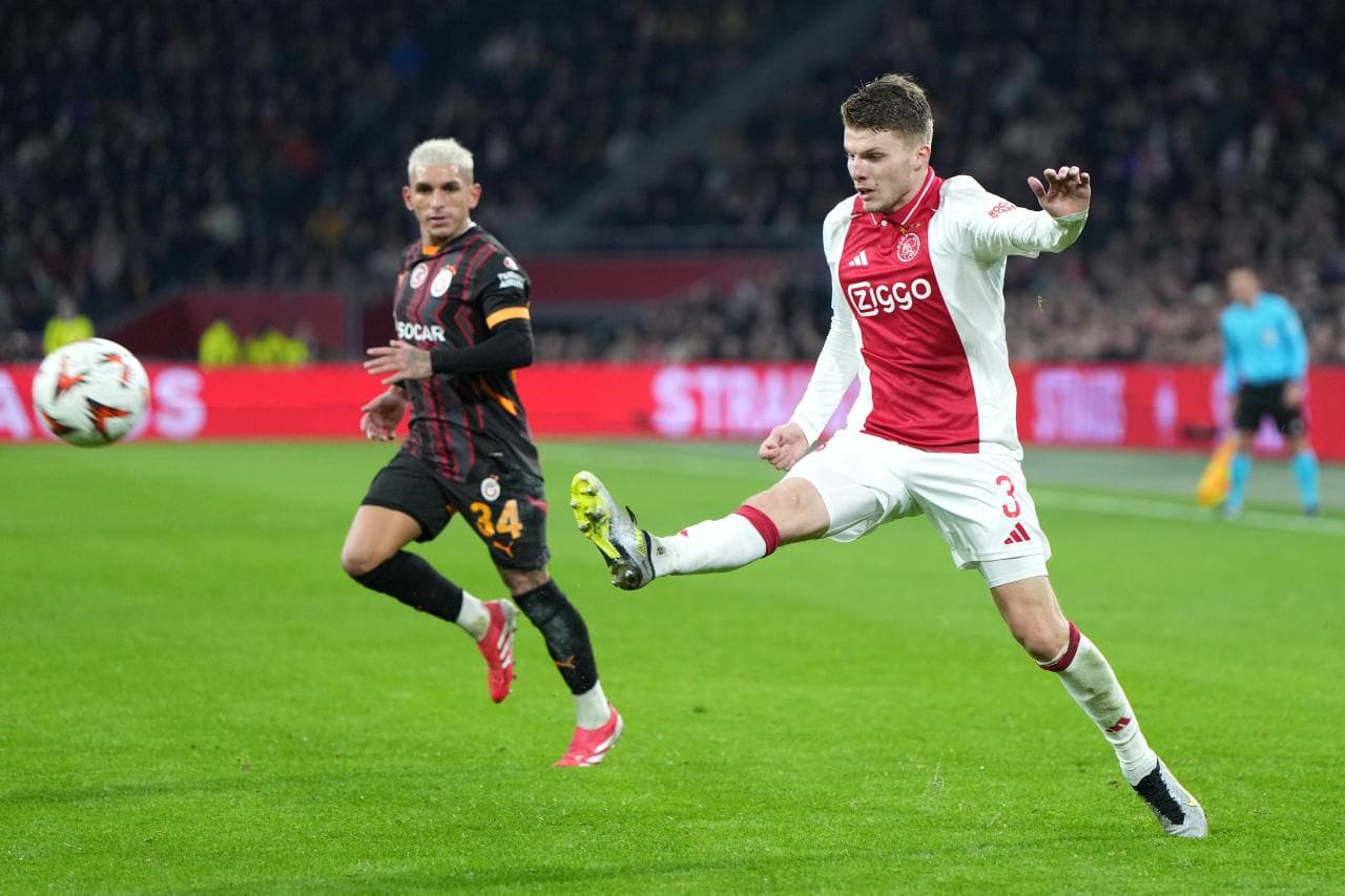 El Frankfurt cerca el fichaje del lateral derecho del Ajax, Gaaei