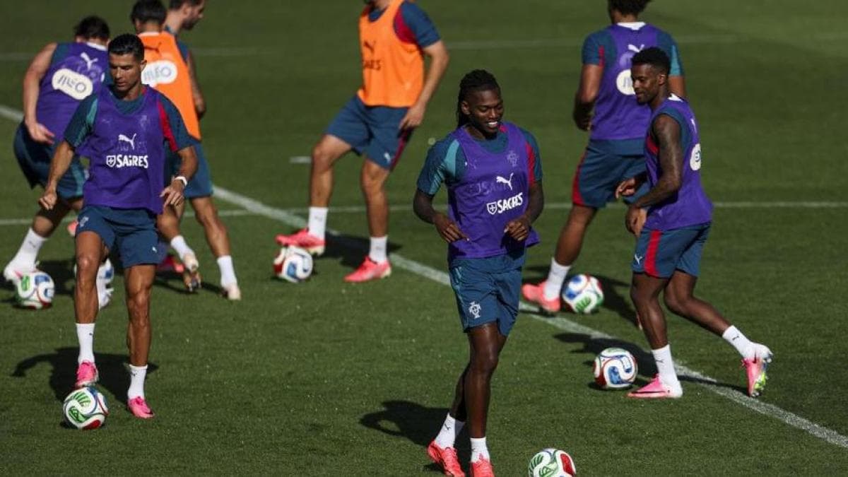 Leao Abre la Puerta a una Salida: Premier League o La Liga en su Horizonte