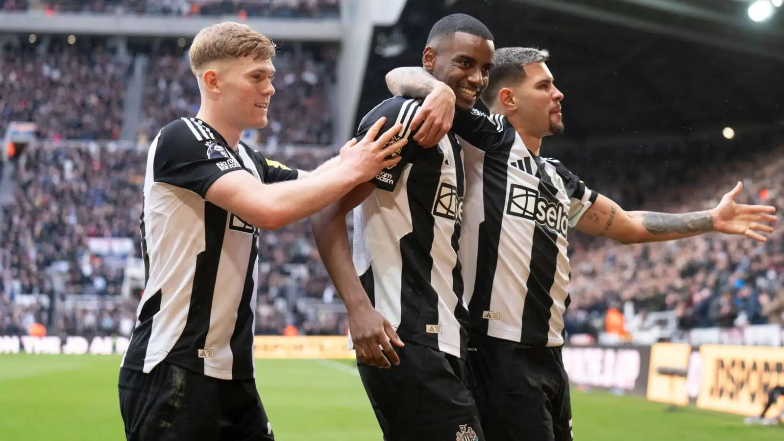 Man Utd umwirbt Lewis Hall, Newcastle plant Gespräche