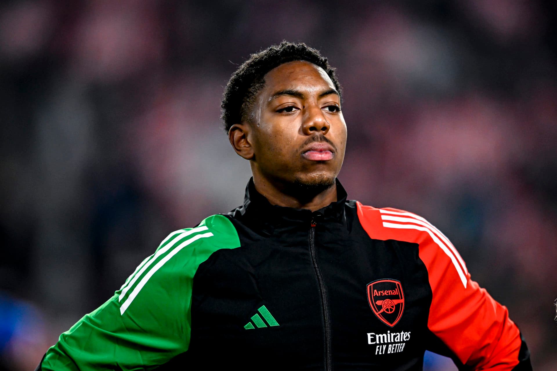 Manchester United considera a Myles Lewis-Skelly en medio de movimientos en el mediocampo y renovaciones