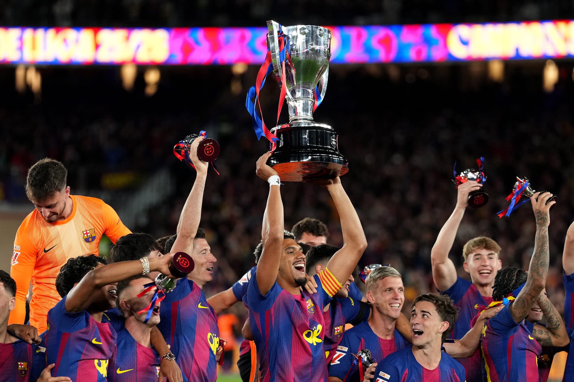 Araujo Considera su Salida del Barcelona ante los Planes de Flick