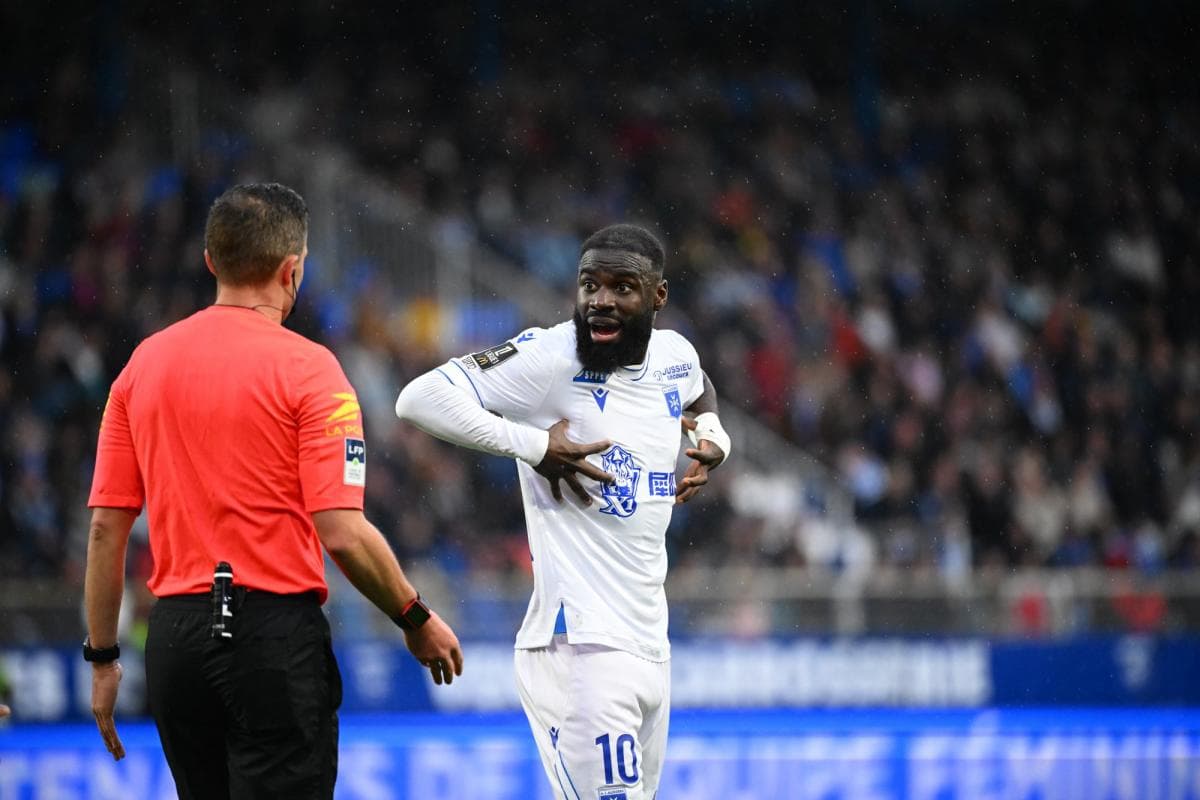 El Paris FC ve rechazada una oferta de 7 millones de euros por Sinayoko, delantero del Auxerre