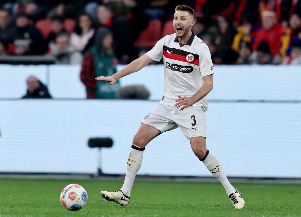 Karol Mets al VfL Bochum dopo la retrocessione dello St. Pauli