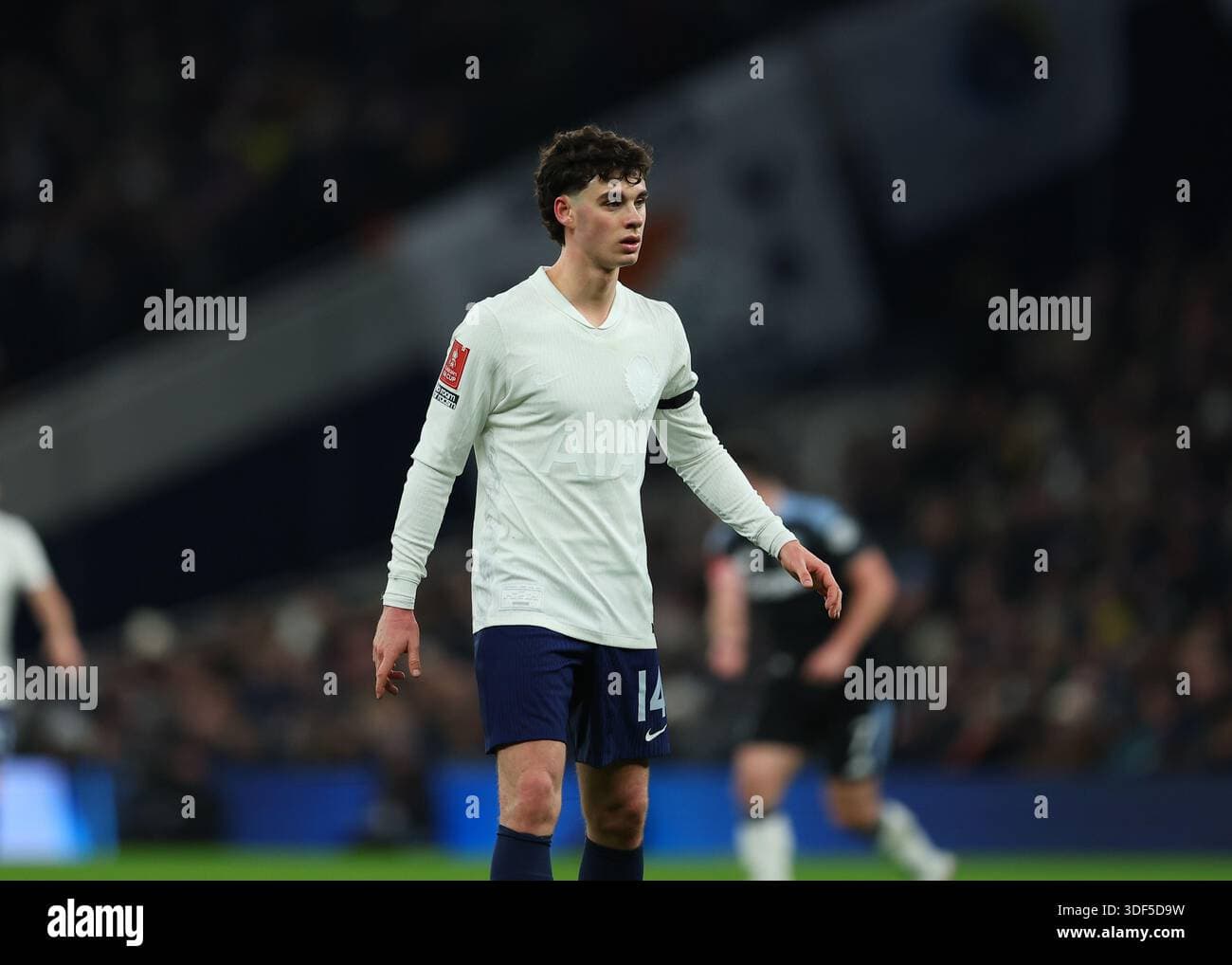 Il Tottenham affronta una battaglia per trattenere Archie Gray con la retrocessione in agguato