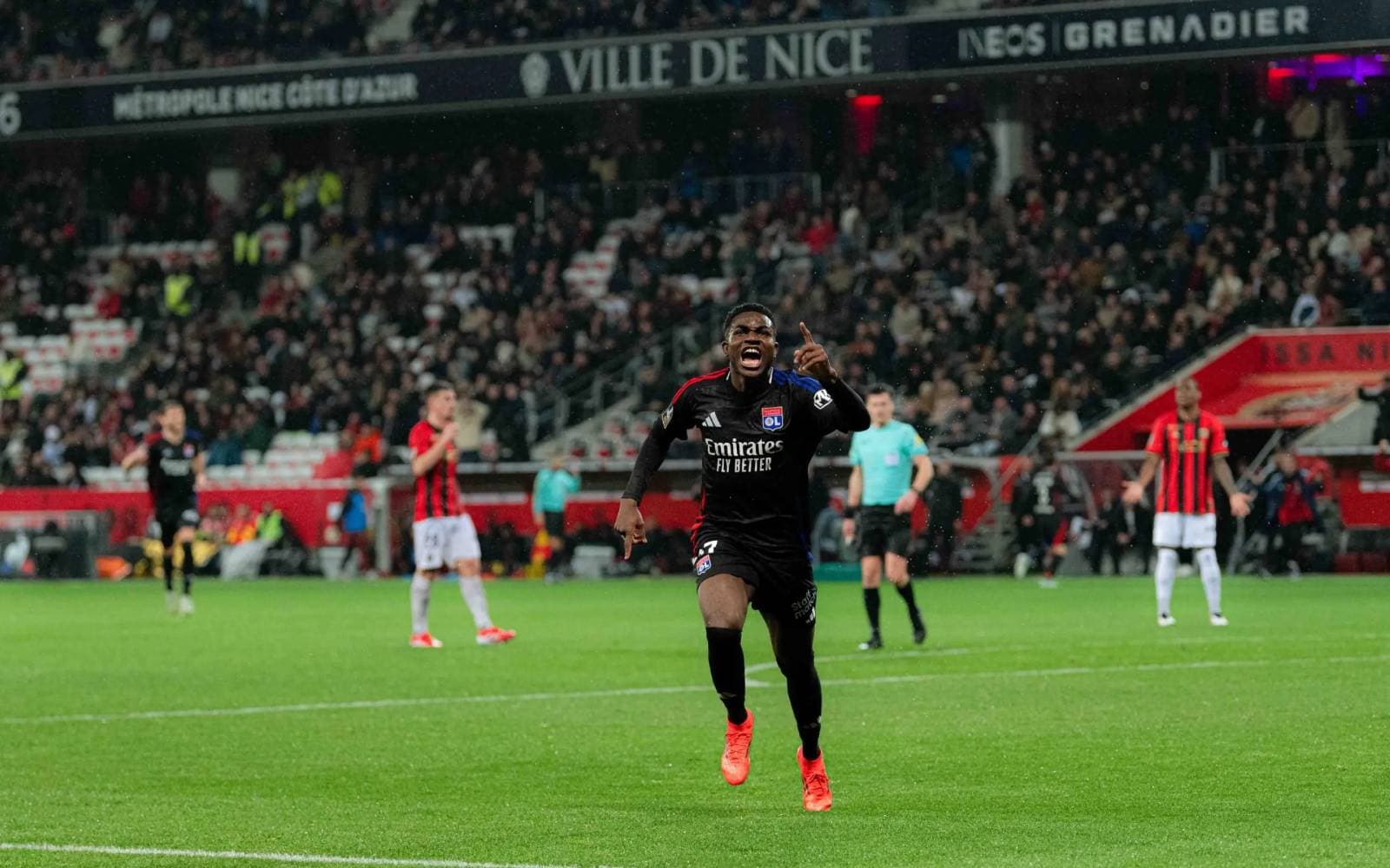 Comos Champions-League-Hoffnungen durch wichtigen Sieg gegen Genoa beflügelt - Serie A