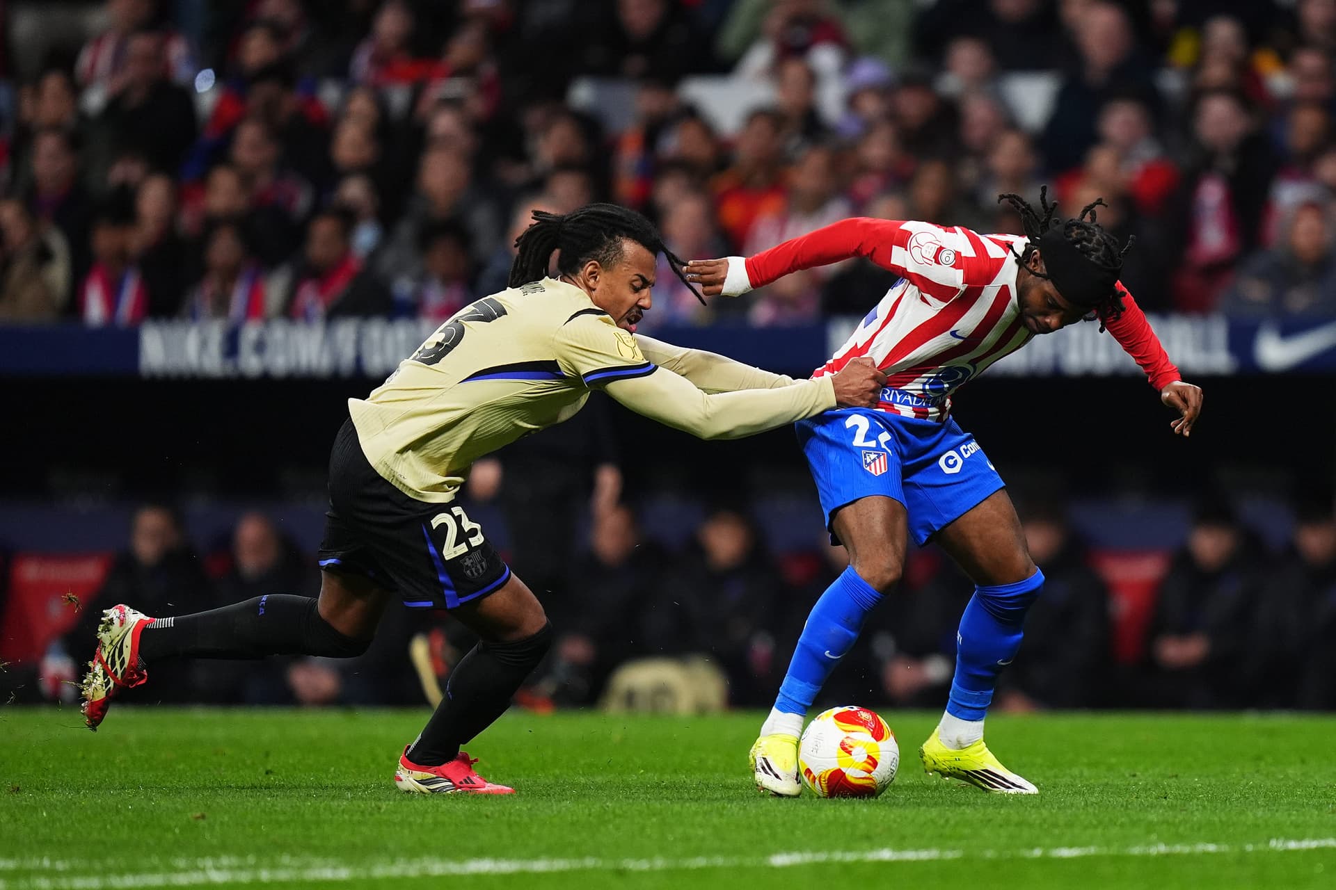 Barcelona Eye Dumfries as Potential Kounde Replacement