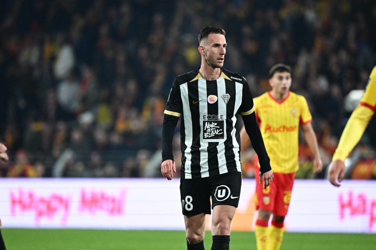 Van den Boomen Signs Permanent Deal with Angers