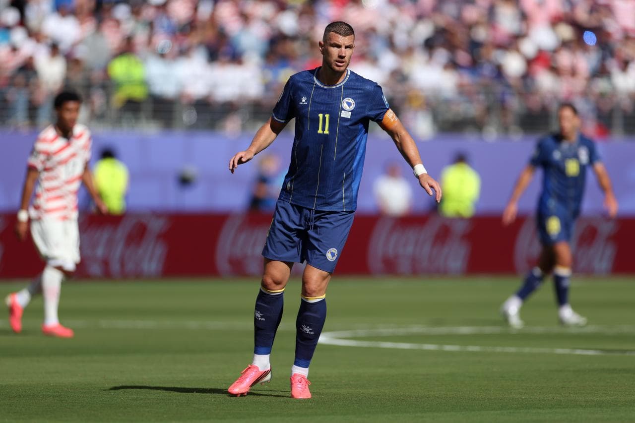 Schalke offre un nuovo contratto a Edin Dzeko dopo la promozione