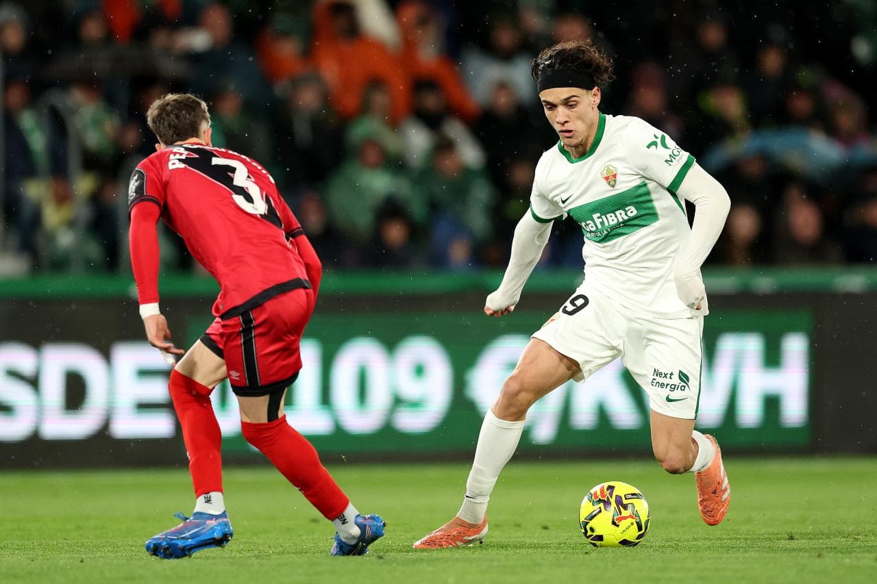 Le Bayer Leverkusen s'intéresse à Héctor Fort de Barcelone pour un transfert estival potentiel