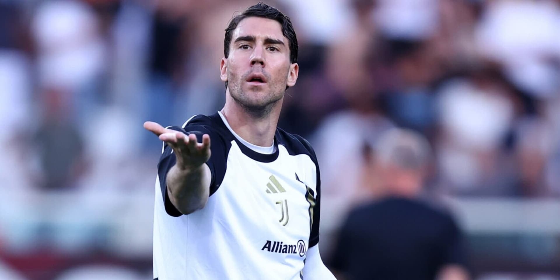 La Juventus Attend l'Initiative de Vlahovic Malgré des Revendications Salariales Élevées