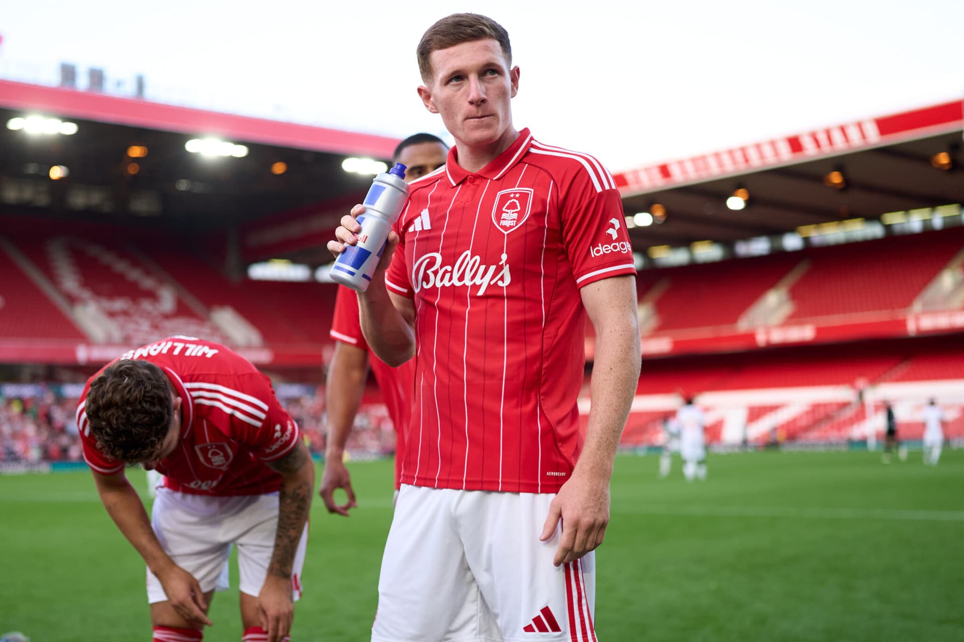 El Manchester United se retira de la carrera por Elliot Anderson ante una valoración de 120 millones de libras