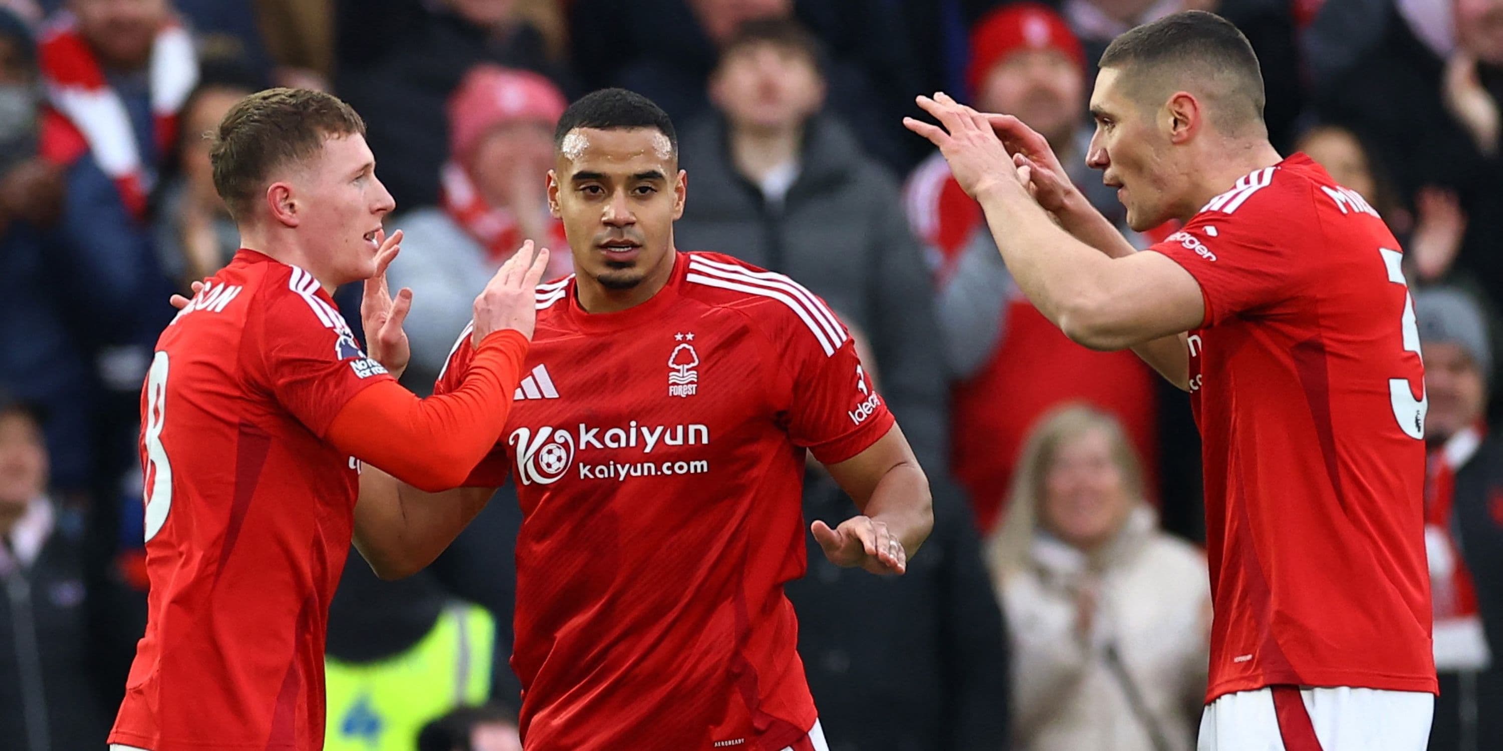 Elliot Anderson di fronte alla scelta cruciale tra i rivali di Manchester