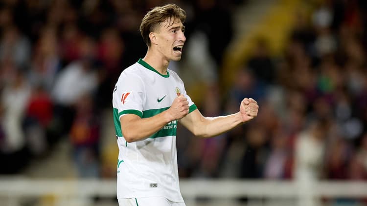 El Man Utd sigue de cerca al defensa del Elche ante las dudas con De Ligt