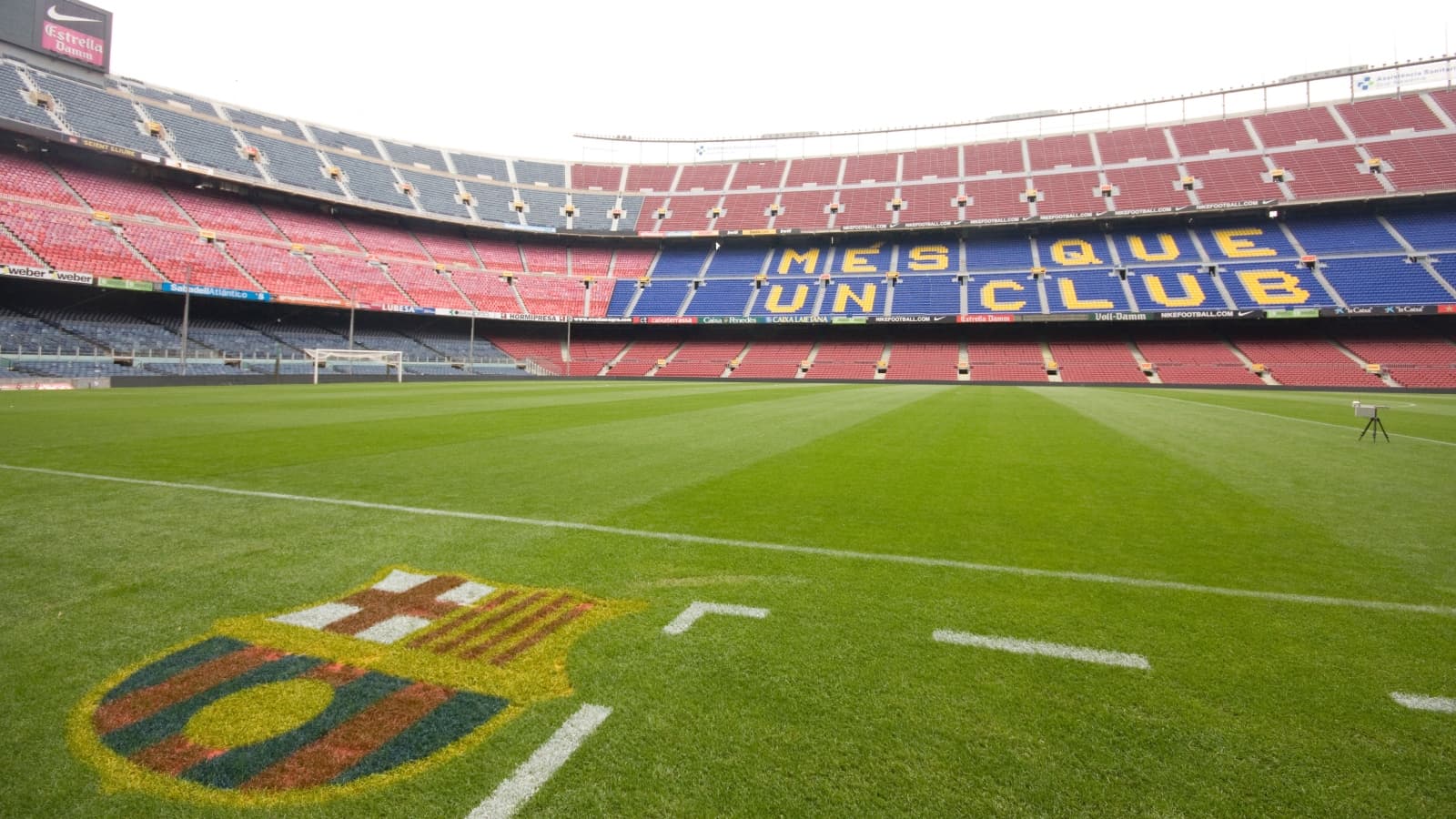 Barcellona al lavoro per un secondo trasloco allo stadio mentre prosegue la costruzione del tetto del Camp Nou